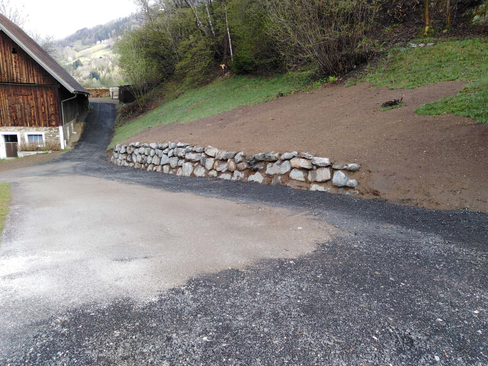 Steinschlichtungen von Erdbewegung Oberwandling